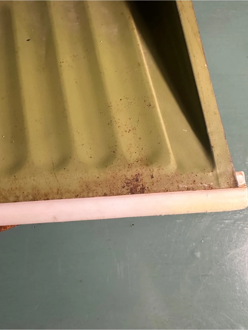 Vintage-Inspired Olive Green Floral Dustpan - Unbranded
